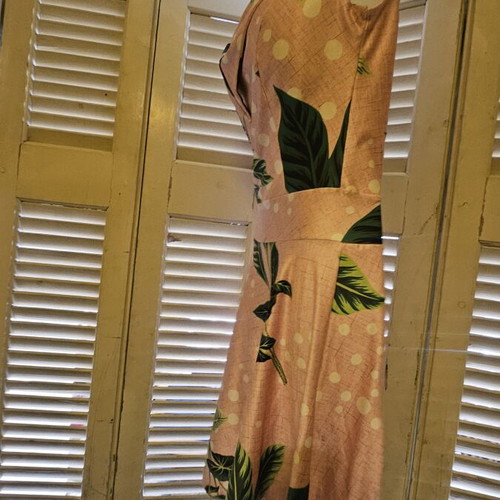 Pink tropical dress with leaf print like new, size S