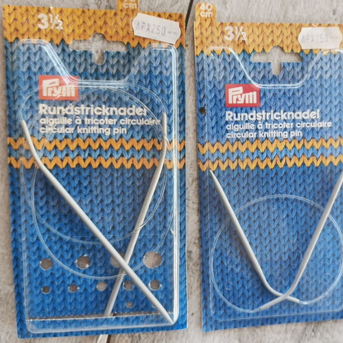 Knitting needles like new, pack of about 70 pairs, various sizes