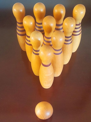 Ξύλινο mini bowling διακοσμητικό σαν καινούργιο με 10 κορίνες και μπάλα