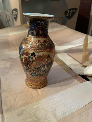Vintage Japanese vase Satsuma/Kutani style like new with gold details