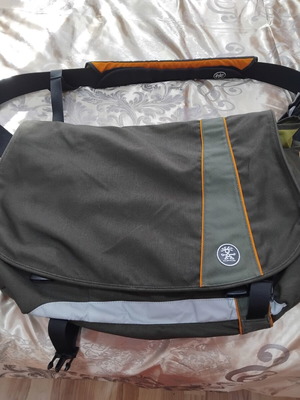 Crumpler Sticky Date легендарна месинджър чанта за лаптоп като нова, зелена