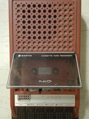 Vintage Portable Cassette Player Sanyo Cassette Tape Recorder (Retro / Collectible)