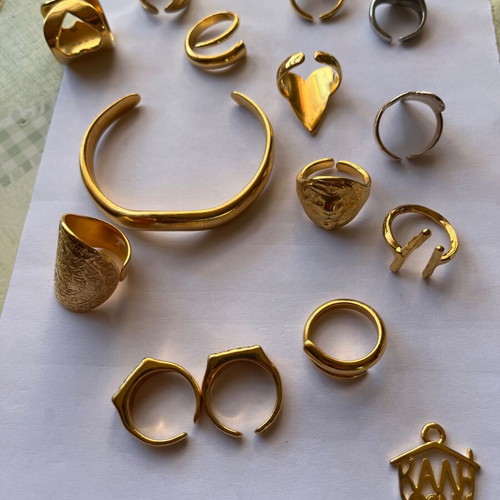 Steel and gold rings used, adjustable size