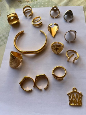 Steel and gold rings used, adjustable size