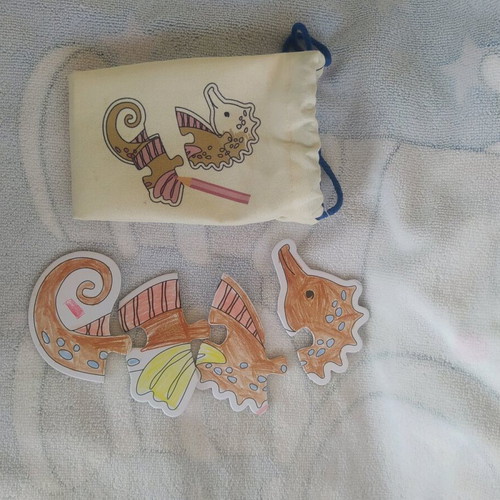 Seahorse puzzle used with carrying pouch, 4 pieces