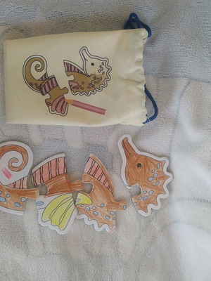 Seahorse puzzle used with carrying pouch, 4 pieces