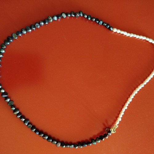 Necklace with natural cultured pearls, like new, black and white