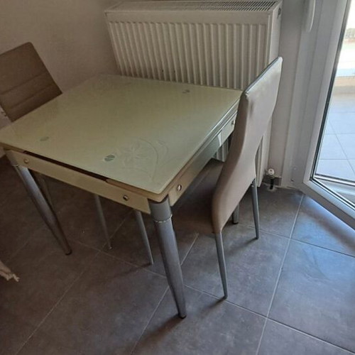 Extendable glass dining table with two chairs