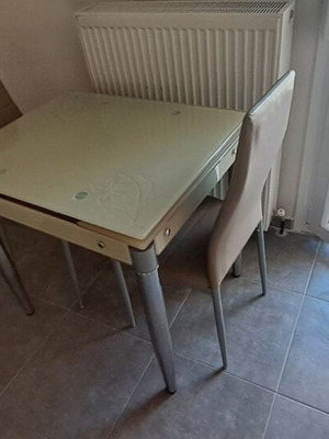 Extendable glass dining table with two chairs