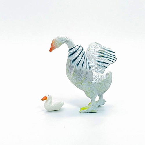 Goose and Gosling Figures Set like new, farm animals