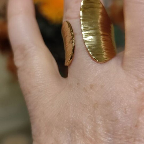 Impressive embossed ring new, gold color stainless steel