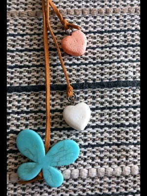 Necklace with natural stones in turquoise and coral colors