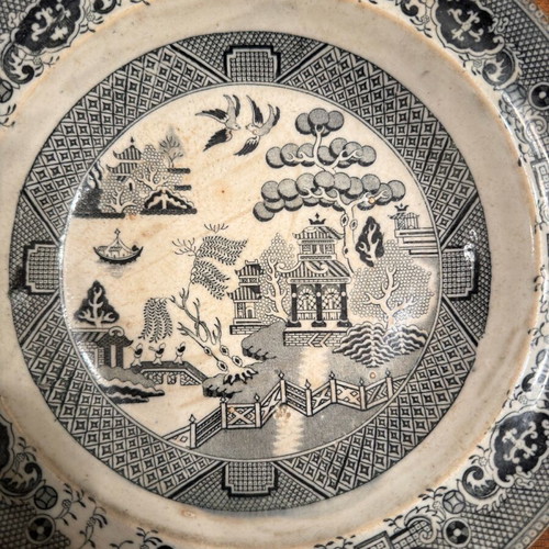 Plate old with Chinese pattern used