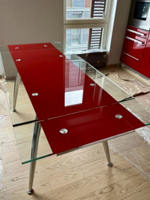 Τραπέζι τραπεζαρίας ανοιγόμενο με κόκκινο κρύσταλλο σαν καινούργιο