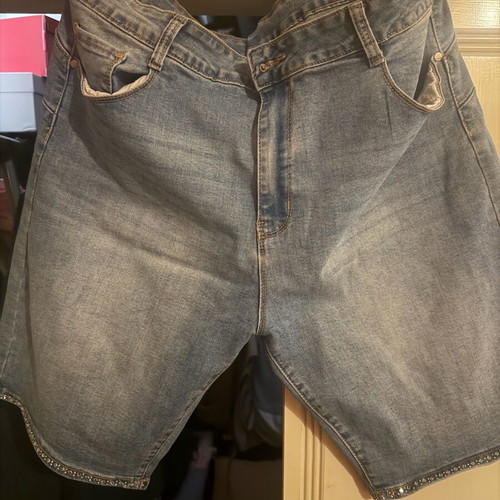 Bermuda with rhinestones elastic like new