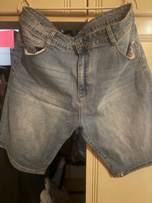 Bermuda with rhinestones elastic like new