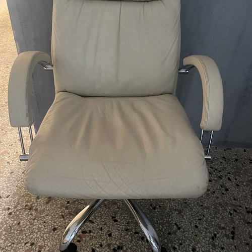 White executive office chair like new with high back and chrome base