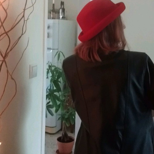 Vintage wool hat red like new, size M