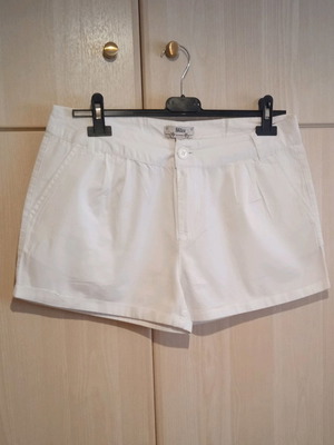 Σορτς μεταχειρισμένο, μέγεθος 42, άσπρο με μικρό ελάττωμα