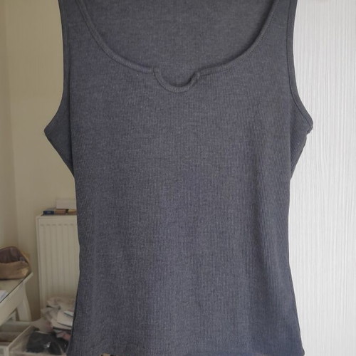 Sleeveless top with cutout new, gray, size S