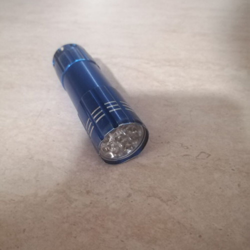 Battery flashlight 8.5 cm with 9 LED used, includes 3 AAA batteries