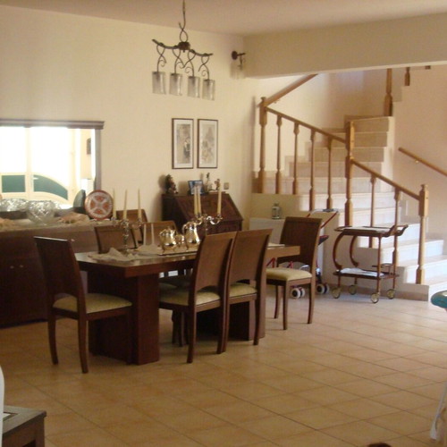 Dining table wooden, extendable, like new, modern style with glass