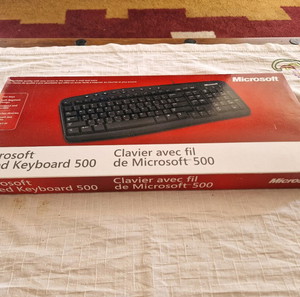 PS/2 Microsoft Wired keyboard 500 στο κουτί του.