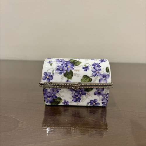 Porcelain jewelry box with Violet Chintz pattern