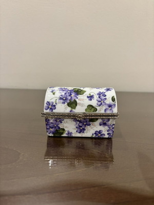 Porcelain jewelry box with Violet Chintz pattern