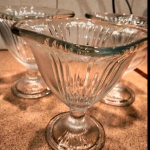 Vintage stemmed dessert glasses or bowls like new, set of 6