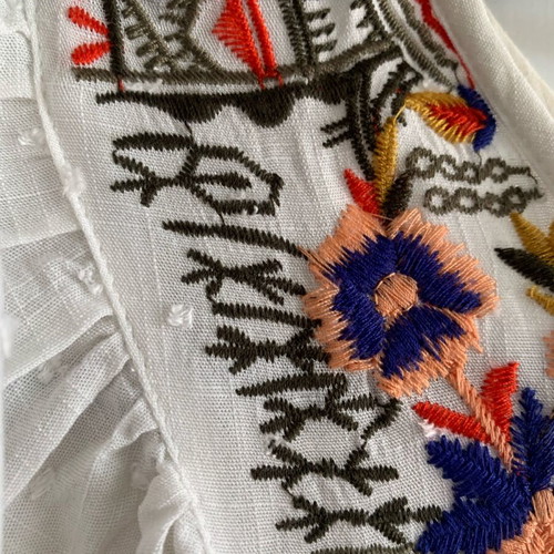 Solitaire white blouse with embroidered flowers like new, size M