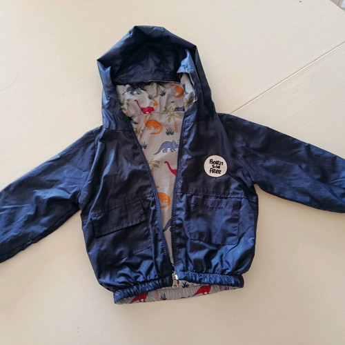 Sleeveless and waterproof reversible jackets like new, pack