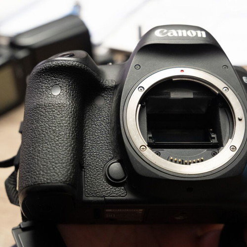 Canon 5D Mark IV camera like new