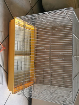 Spacious bird cage with breeding features
