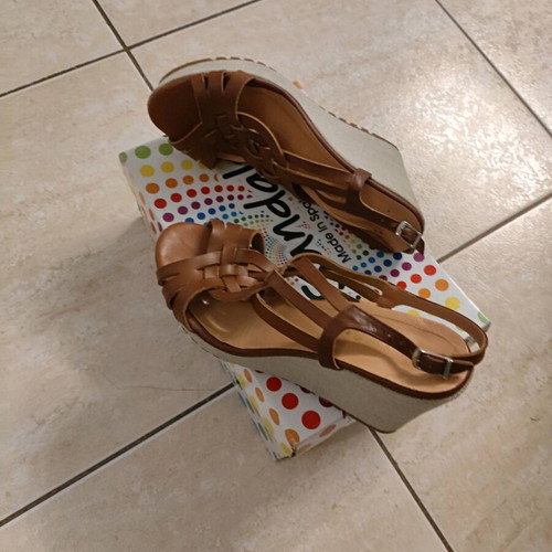 Leather platform shoes tan size 40 new, brand Saks