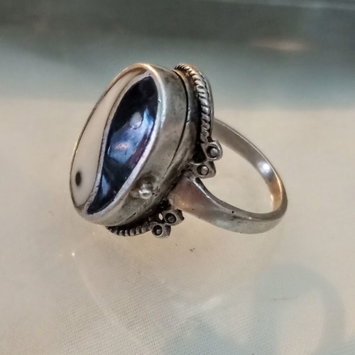 Silver 925 ring used with secret compartment and enamel