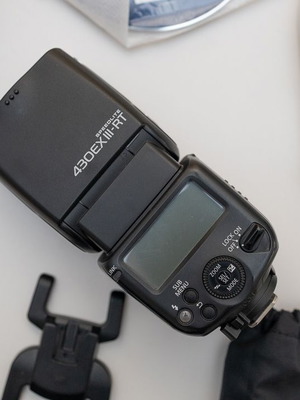 Canon Speedlite 430EX III-RT like new with accessories and charger