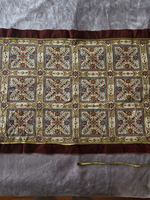 Embroidery set of 5 pieces new, with bordo velvet border