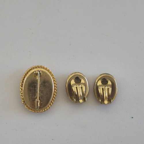 Vintage Cameo Pin and Clip Earrings Set like new