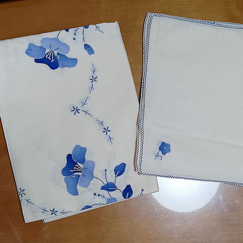 Vintage ecru tablecloth with appliqué flowers and 4 napkins in blue shades