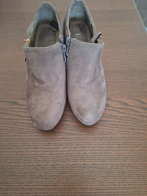 Ankle boots beige size 37 like new, suede style