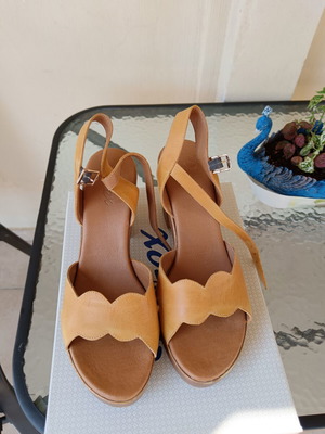 Parex yellow leather sandals like new, size 40