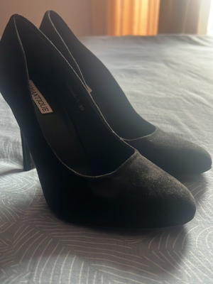 Black suede pumps size 39 like new, worn minimally