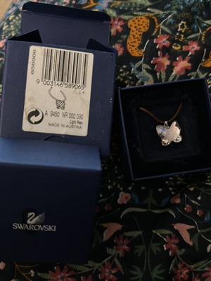 Swarovski κολιέ σαν καινούργιο με σχέδιο πεταλούδας και κρύσταλλο Light Peach