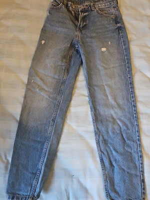 Stradivarius ψηλόμεσο mom τζιν σε vintage μπλε με σκισμένες λεπτομέρειες
