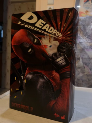 Hot Toys Deadpool 2 box used