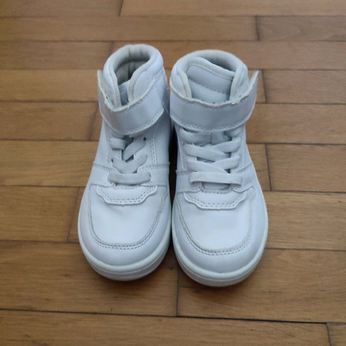 White kids' athletic boot size 25 like new