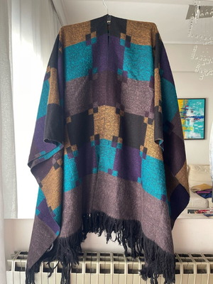 Poncho-scarf-shawl multicolor like new with fringes