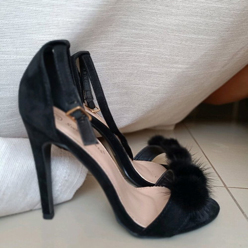 Black new sandals with fur detail size 39