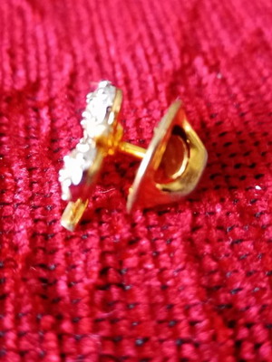 Gold brooch with Swarovski elements in clover shape used